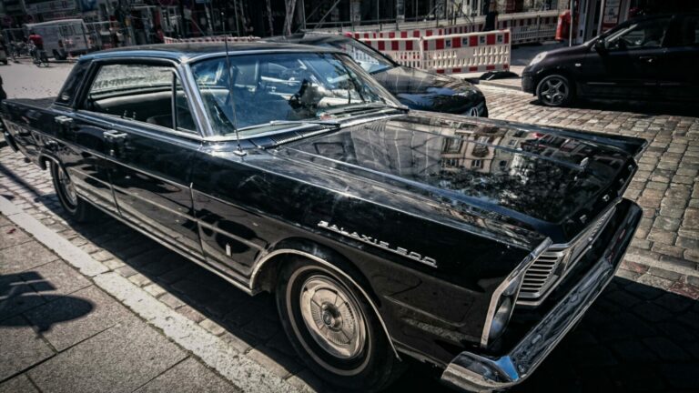 Ein schwarzer Ford Galaxie 500 Oldtimer auf einer Straße in Bad Kreuznach oder Mannheim, für einen KFZ-Sachverständigen, der Oldtimer-Gutachten anbietet.